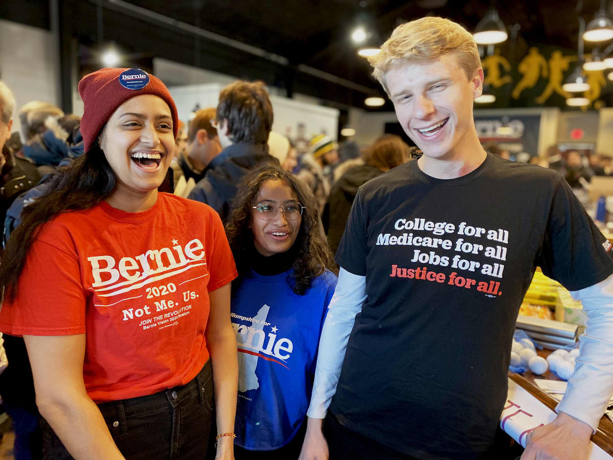 Kolme nuorta Bernie-paidoissaan
