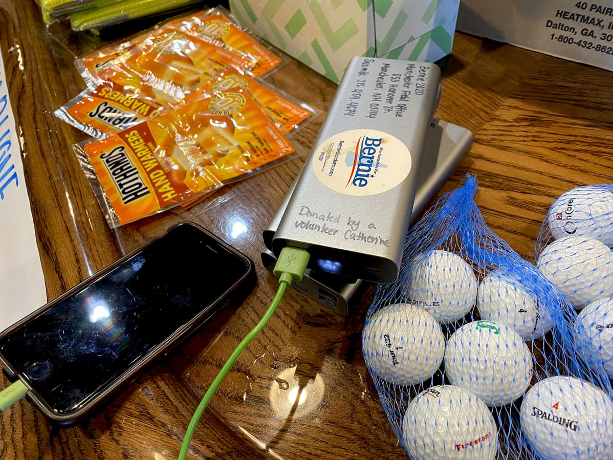 Lähikuvassa golfpalloja ja kädenlämmittimiä yms.