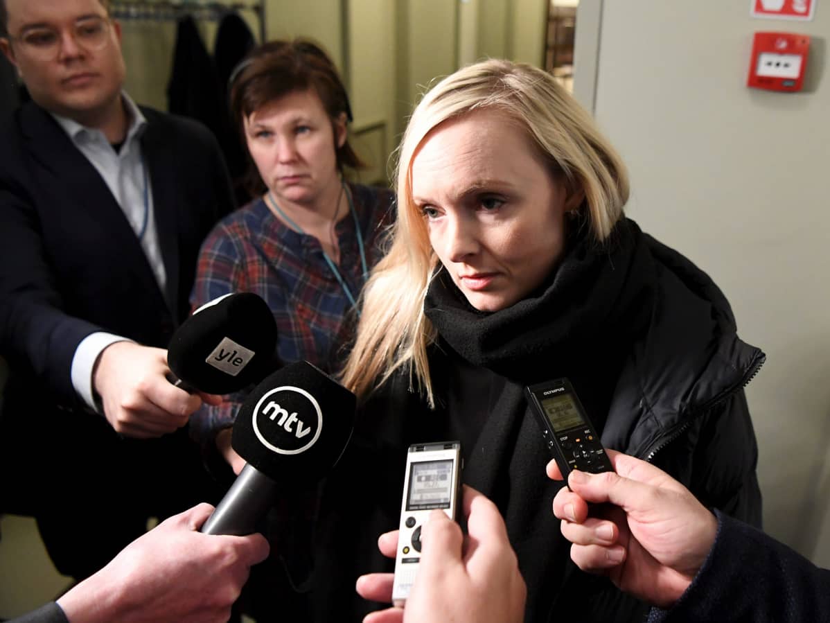Maria Ohisalo toimittajien haastateltavana eduskunnan täysistunnossa Helsingissä