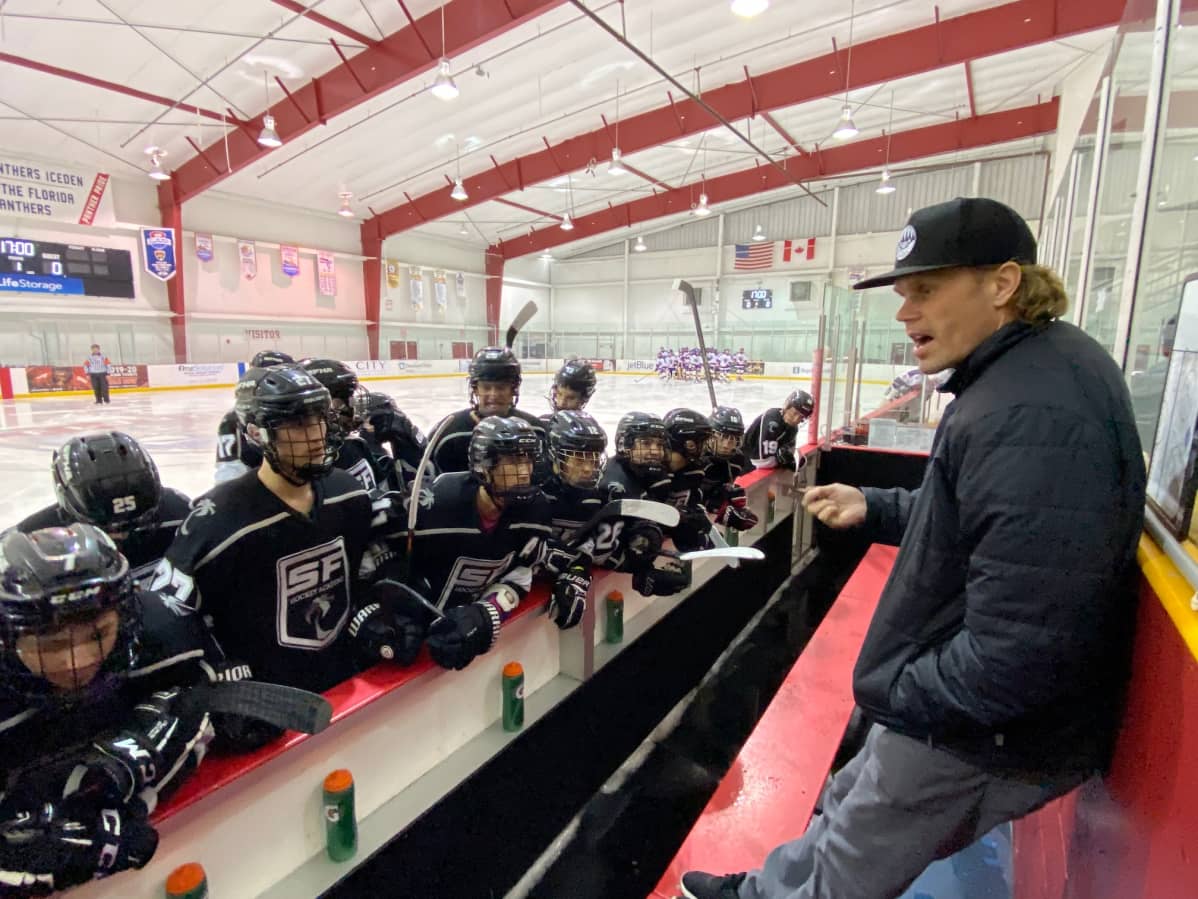 Olli Jokinen ohjeistaa valmennettaviaan junioreiden jääharjoituksissa.