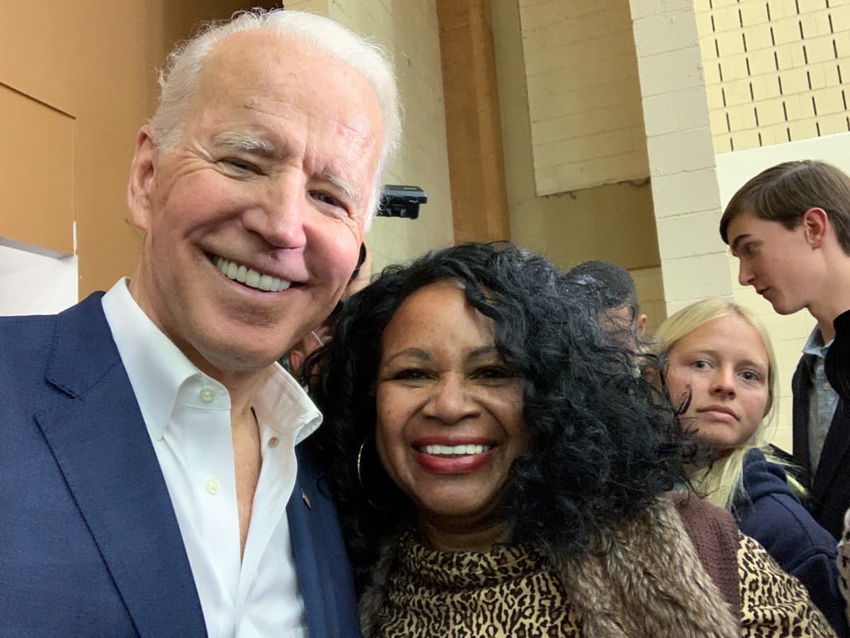 Biden yhdessä Anice Carrin kanssa selfiessä.