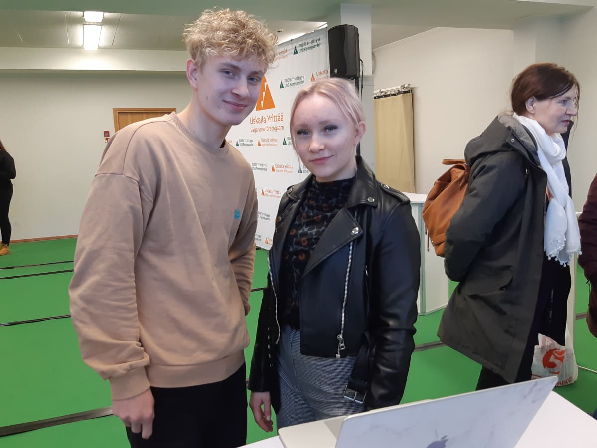 Joensuulaiset Merkonomiopiskelijat Bettiina Peltoniemi ja Jaakob Rissanen mielivät somesta ammattia.