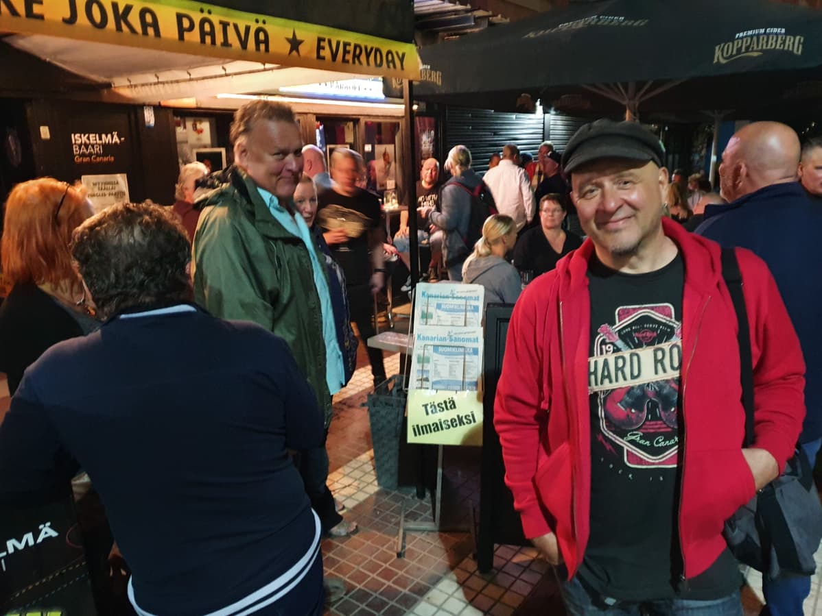Iskelmäbaarin yrittäjä Hanski Rantala ravintolansa terassilla.
