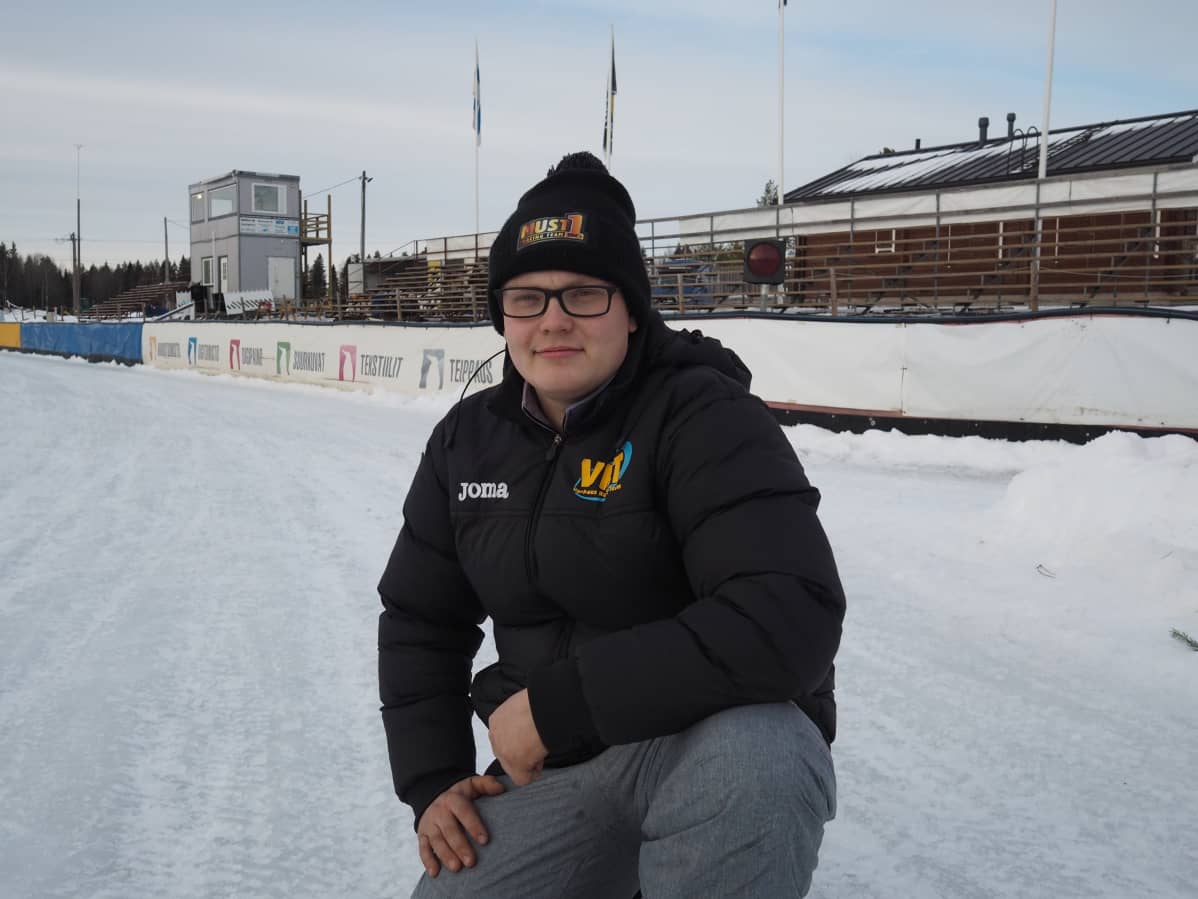 Aki-Pekka ”Appe” Mustonen poseeraa kameralle.