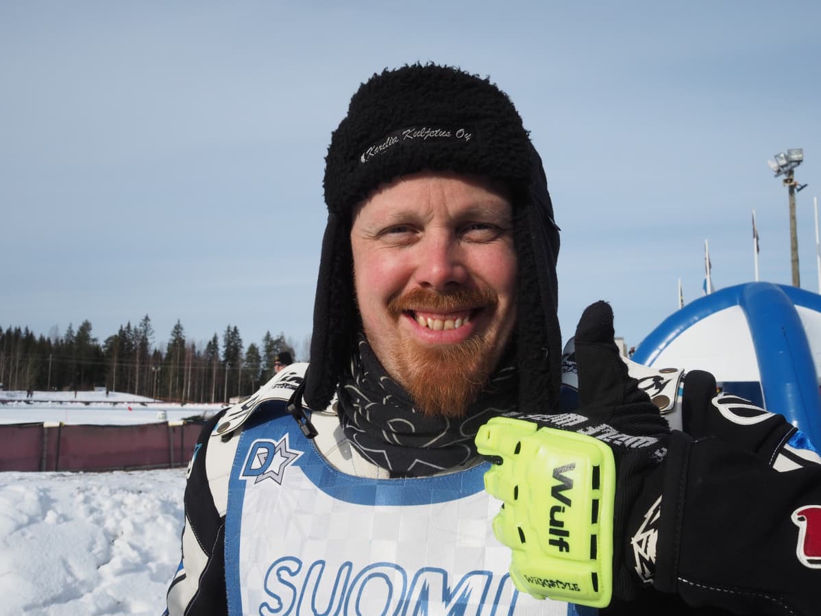 Mikko Jetsonen näyttää peukkua.