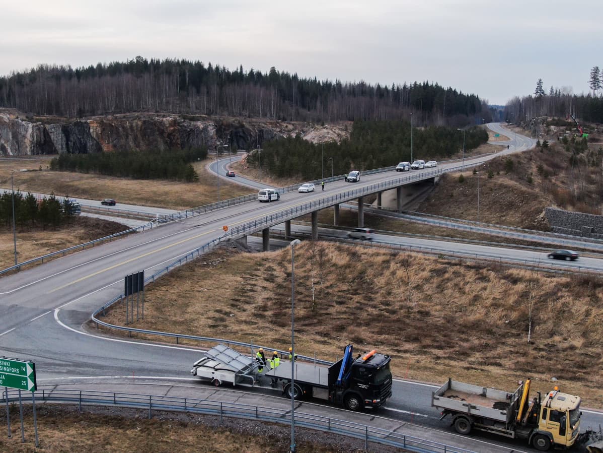 Poliispartioita on runsaasti eri puolilla Etelä-Suomen moottoriteitä. Tässä poliisit partioivat Turun moottoritiellä perjantai-iltana.