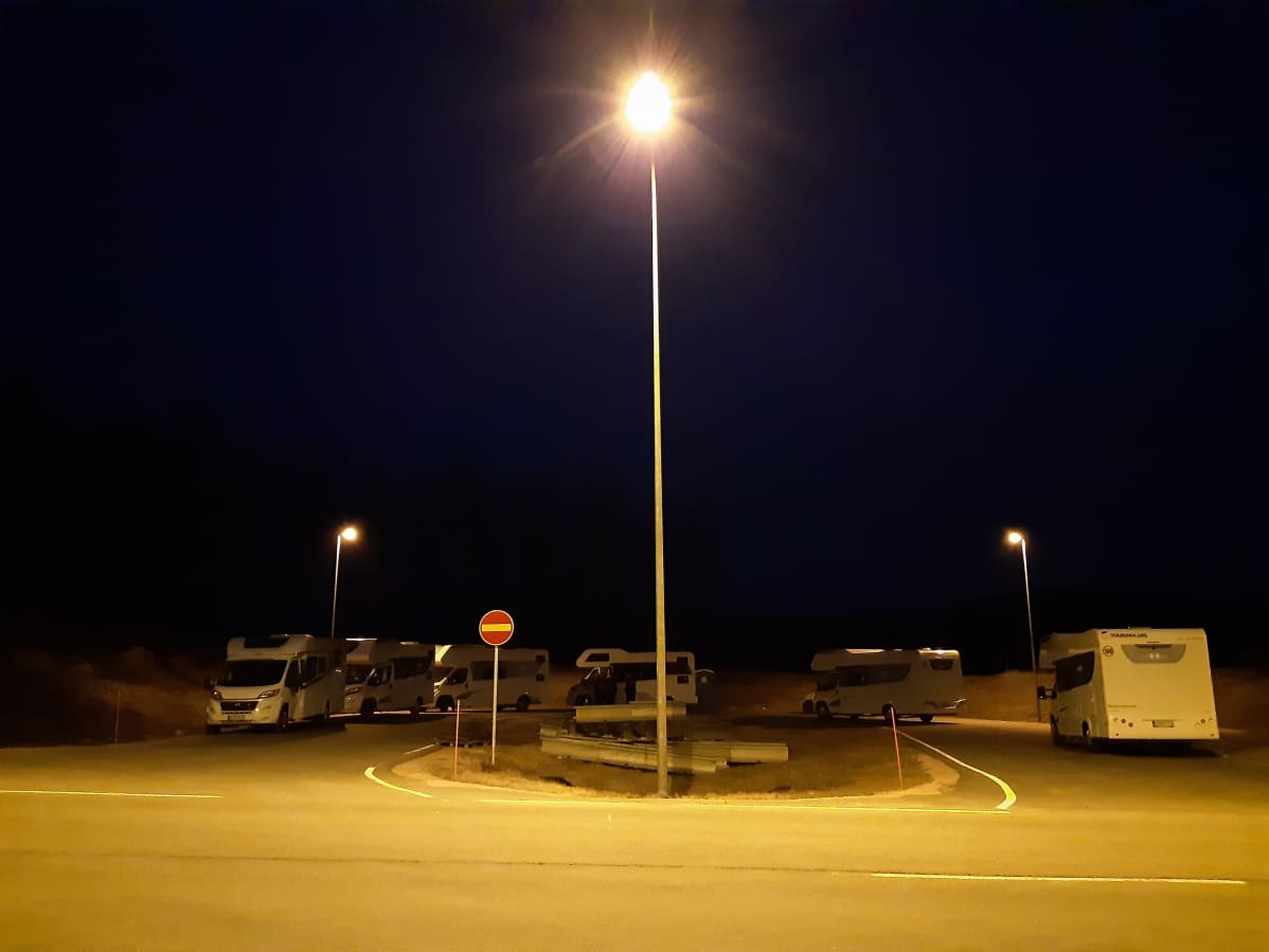 poliiseja matkailuautoissa