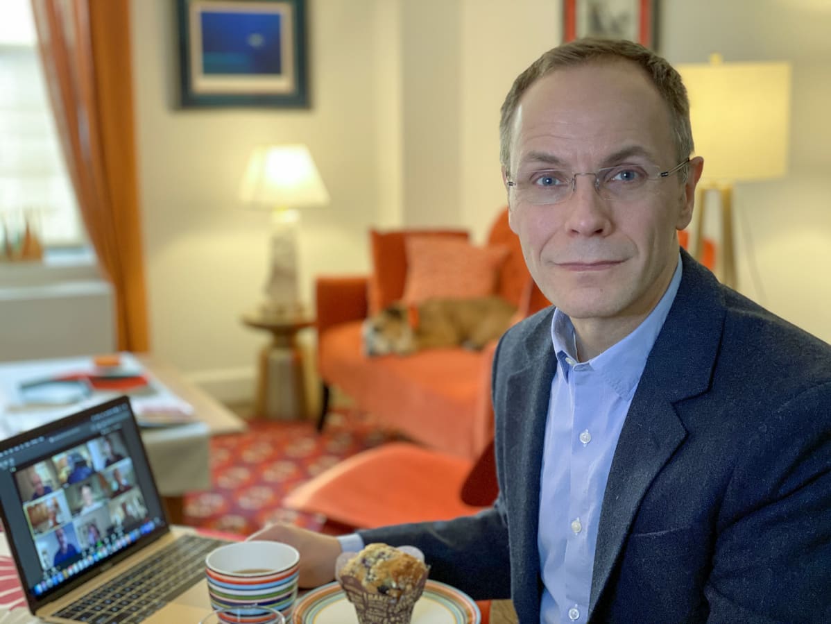 Tuomas Hiltunen tilaa ruokaostokset kotiinkuljetettuna ja ulkoiluttaa koiransa hiljaisina aikoina koronatartuntariskin minimoimiseksi. Yhteydenpito ystäviin hoituu videosovellusten avulla.