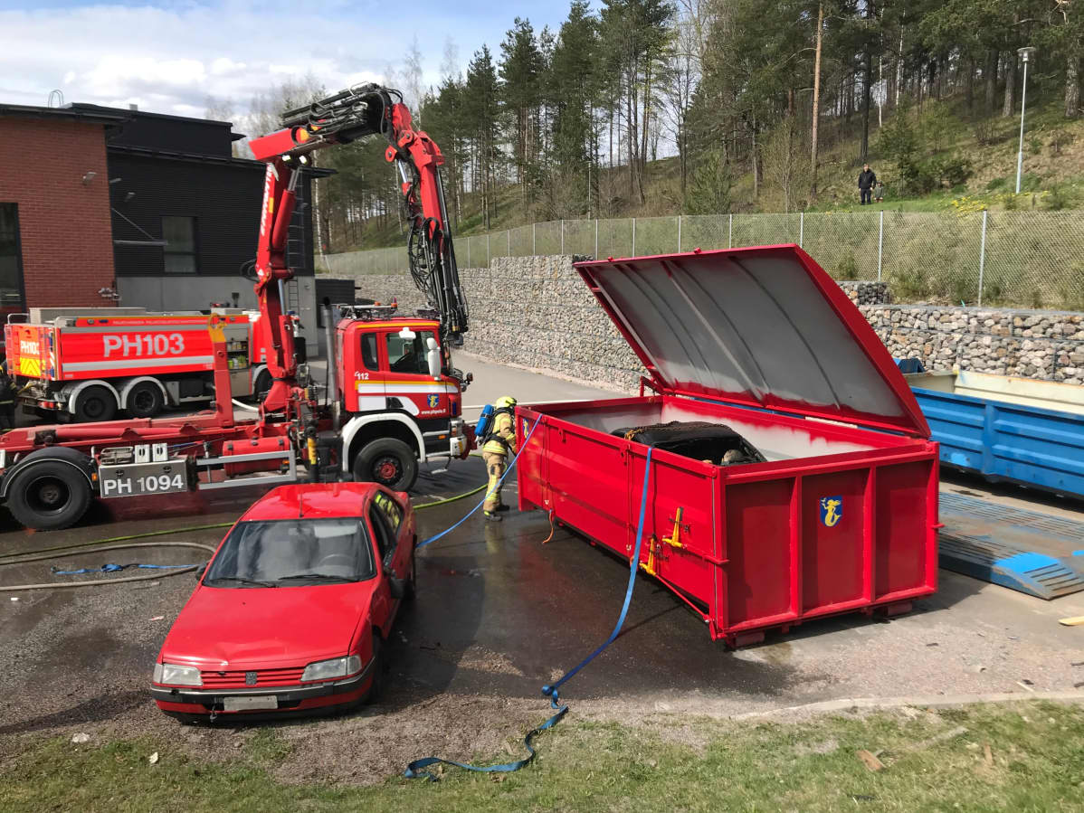 Alkusammutuksen jälkeen auto nostetaan pelastusaseman omalla kalustolla vesitiiviiseen konttiin ja kansi lukitaan.