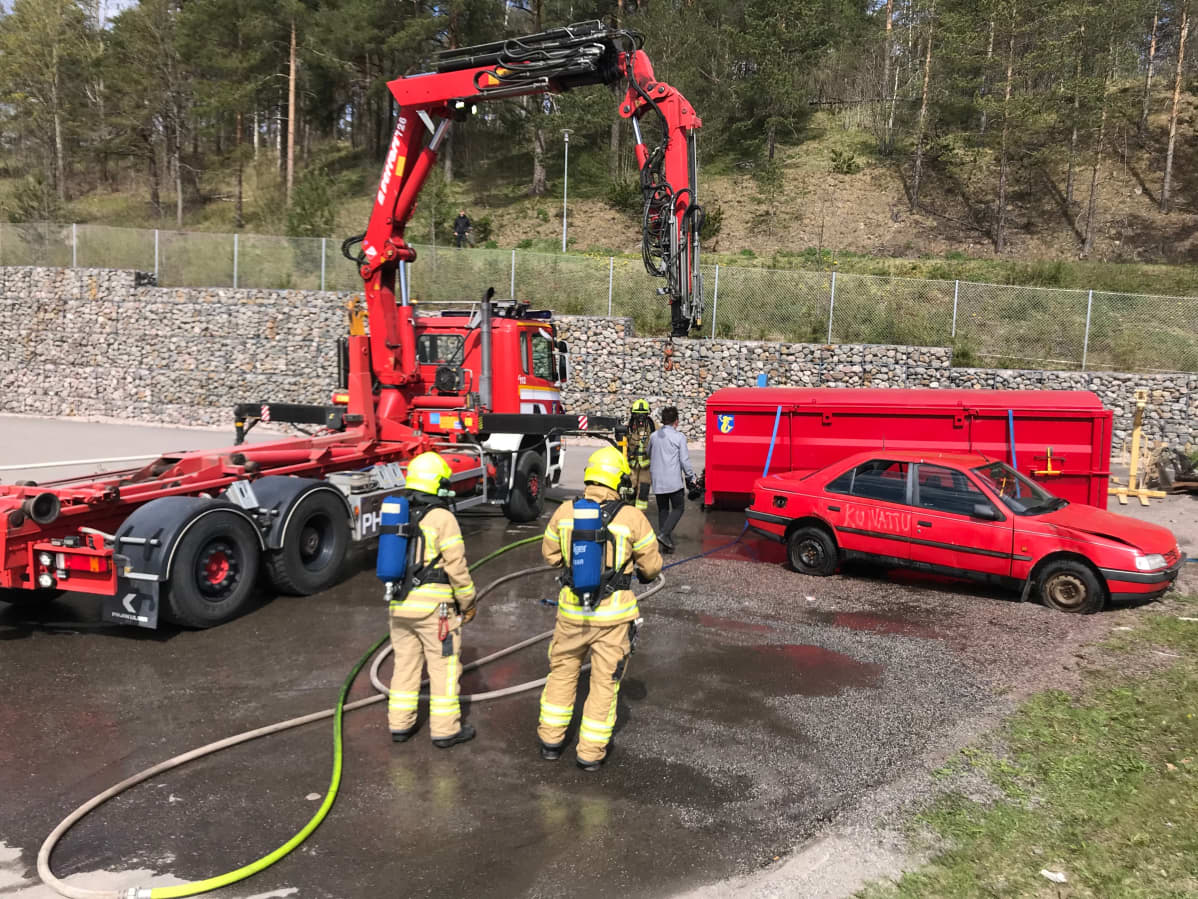 Valmista tuli. Päijät-Hämeen pelastuslaitoksen kehittämän vesikontin kansi on kiinni, auto sisällä ja palo hallinnassa.