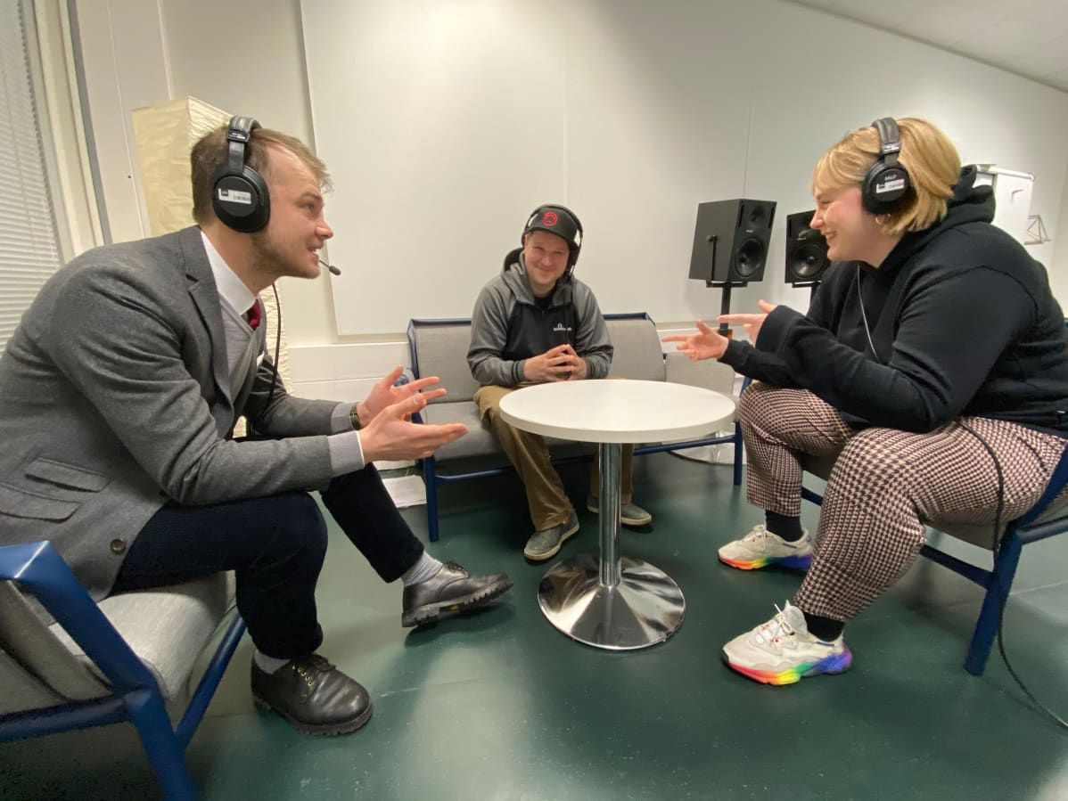 Uutispodcast Toivo Haimi, Marjukka Mattila ja keskellä ammattihakkeri Benjamin Särkkä.