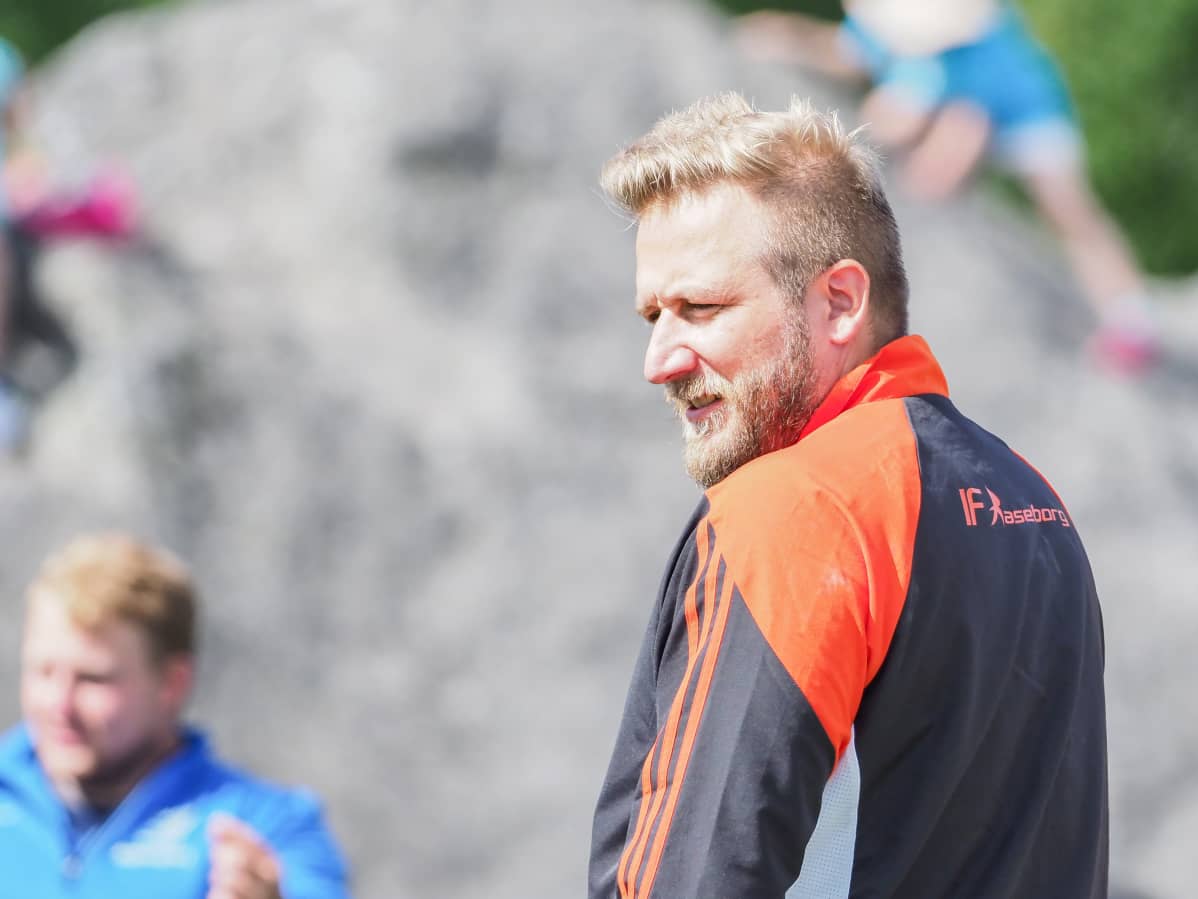Conny Karlsson viihtyy edelleen kuularingin laitamilla valmennuspuuhissa.