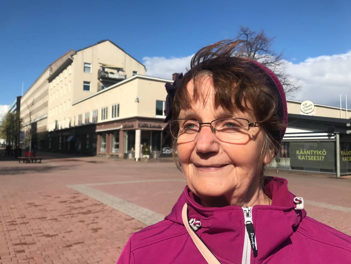Anni Alho Porin kävelykadulla