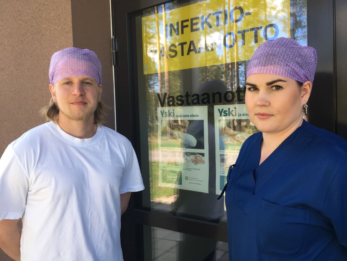 Kaksi sairaanhoitajaa infektiovastaanoton ovella.