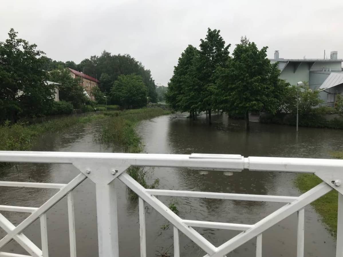 Torstain vastaisen yön ukkoskuurot aiheuttivat tulvan Helsingin Pikku Huopalahdessa.