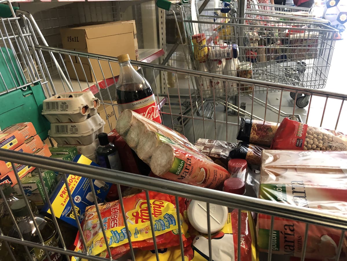 Ruokatavaroita kärryssä.