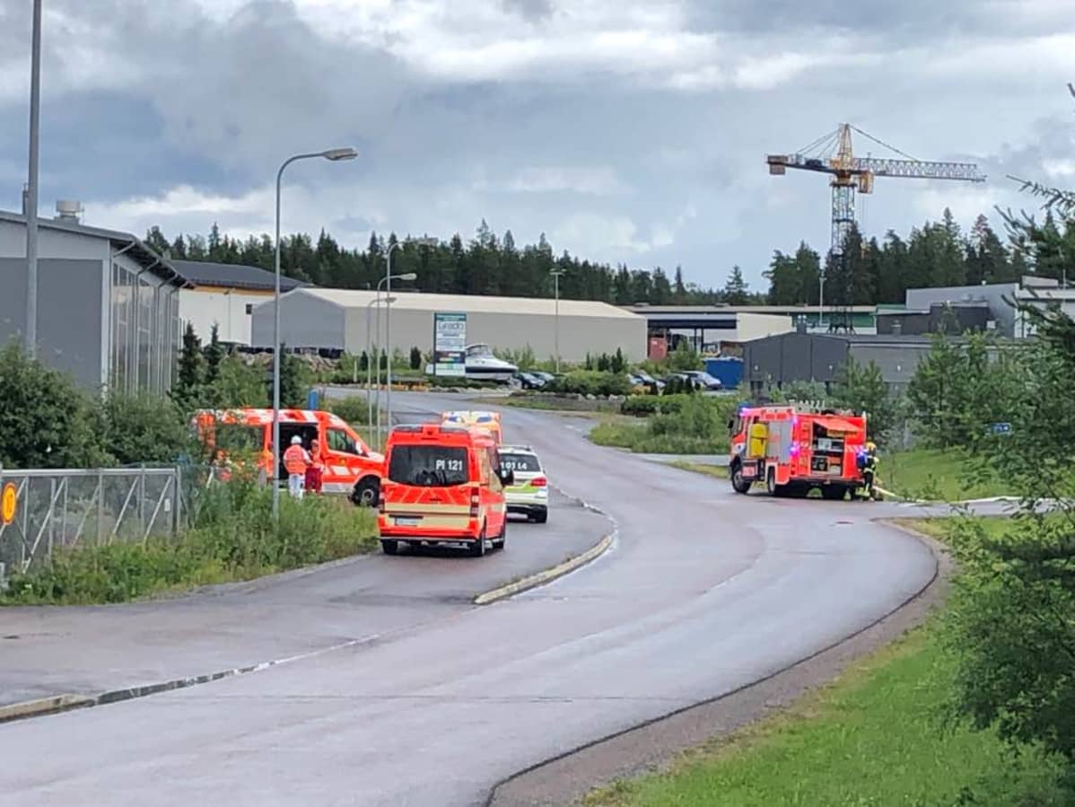 Pelastuslaitoksen ajoneuvoja Vesalantiellä Pirkkalassa.