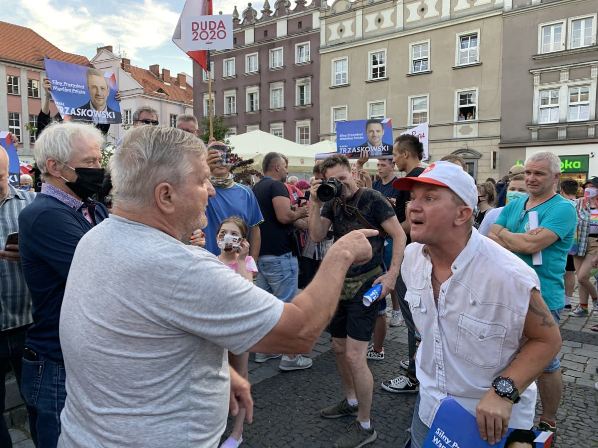 Nokkapokkaa Dudan ja Trzaskowskin kannattajien välillä Trzaskowskin kampanjatilaisuudessa Raciborsissa.