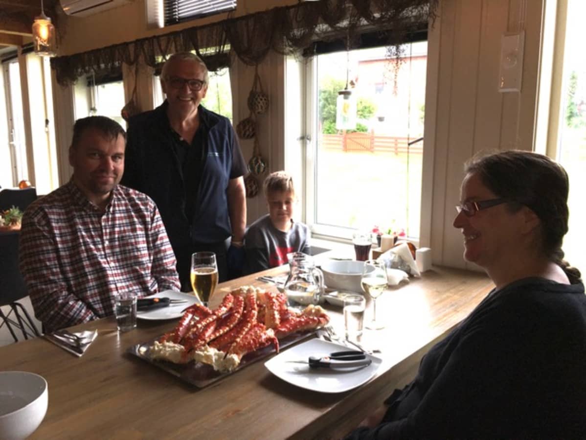 Heikkisen perhe Jani, Kati ja Vilho Heikkinen. Bistroen ravintolan yrittäjä Trond Höyberget.