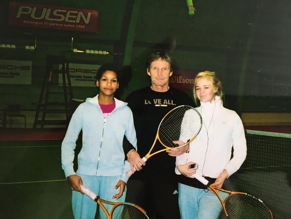 Valmentaja Pertti Heikkinen oli Holopaisille alusta saakka tuki ja turva. Kuvassa Naomi Holopainen, Heikkinen ja Alina Perttula Göteborgissa 2006.