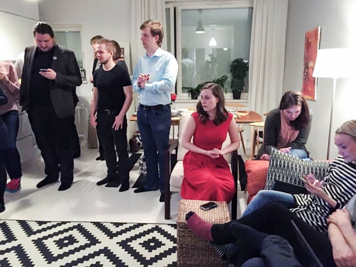 Kuvassa on Sanna Marin vaalivalvojaisissaan kotona Tampereella 2015.