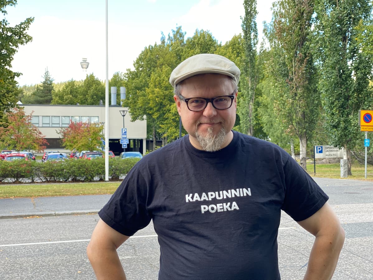 Olavi Rytkönen seisoo Hatsalassa.