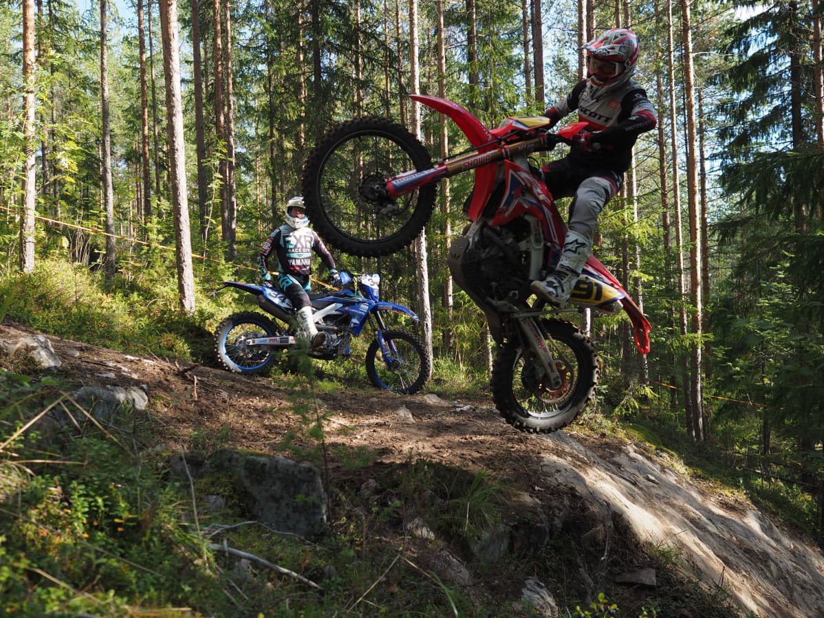 Enduro Roni Kytönen (91) ja Eero Remes (34)