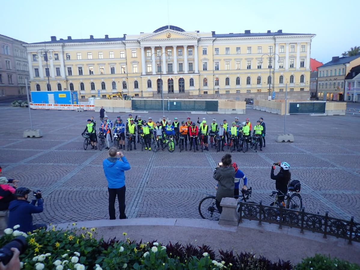 Pyöräilijät yhteiskuvassa Senaatintorilla valmiina lähtemään kohti Norjaa.