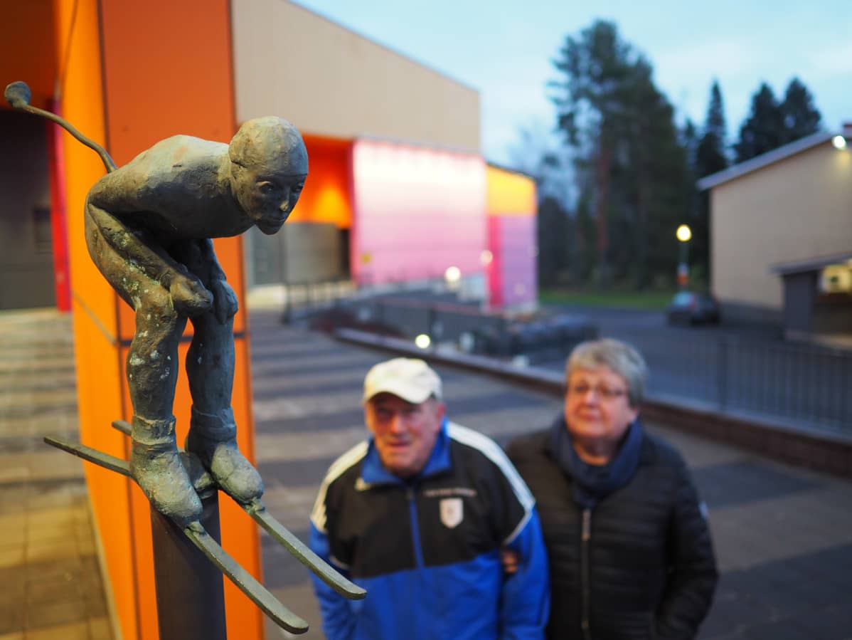 Jouko Grip ja vaimo Merja Grip minipatsaalla vieressä.