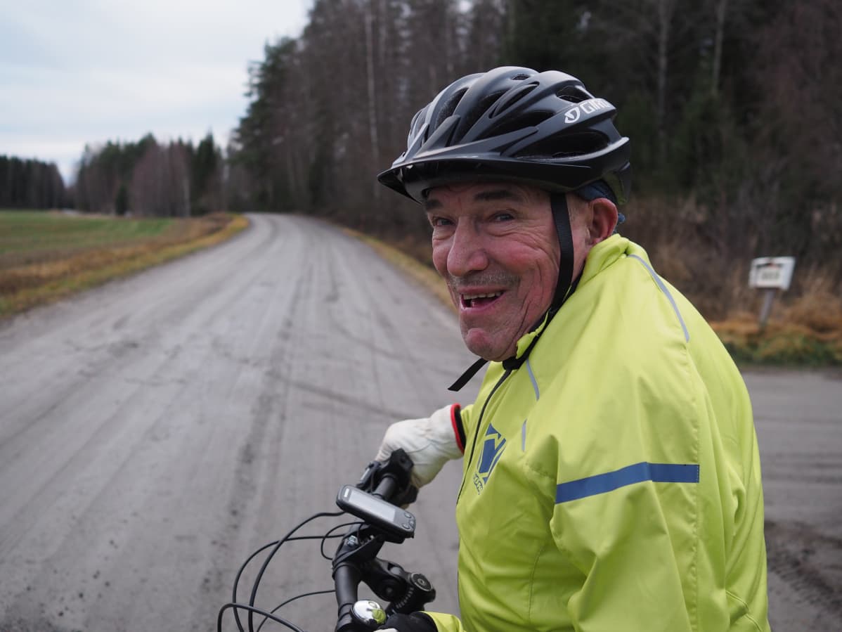 Jouko Grip hymyilee pyörän selässä.
