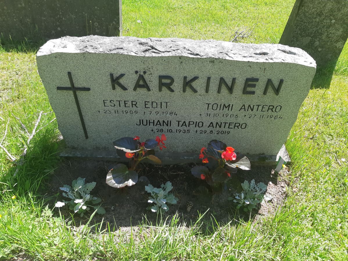 Juhani Kärkisen hautakivi