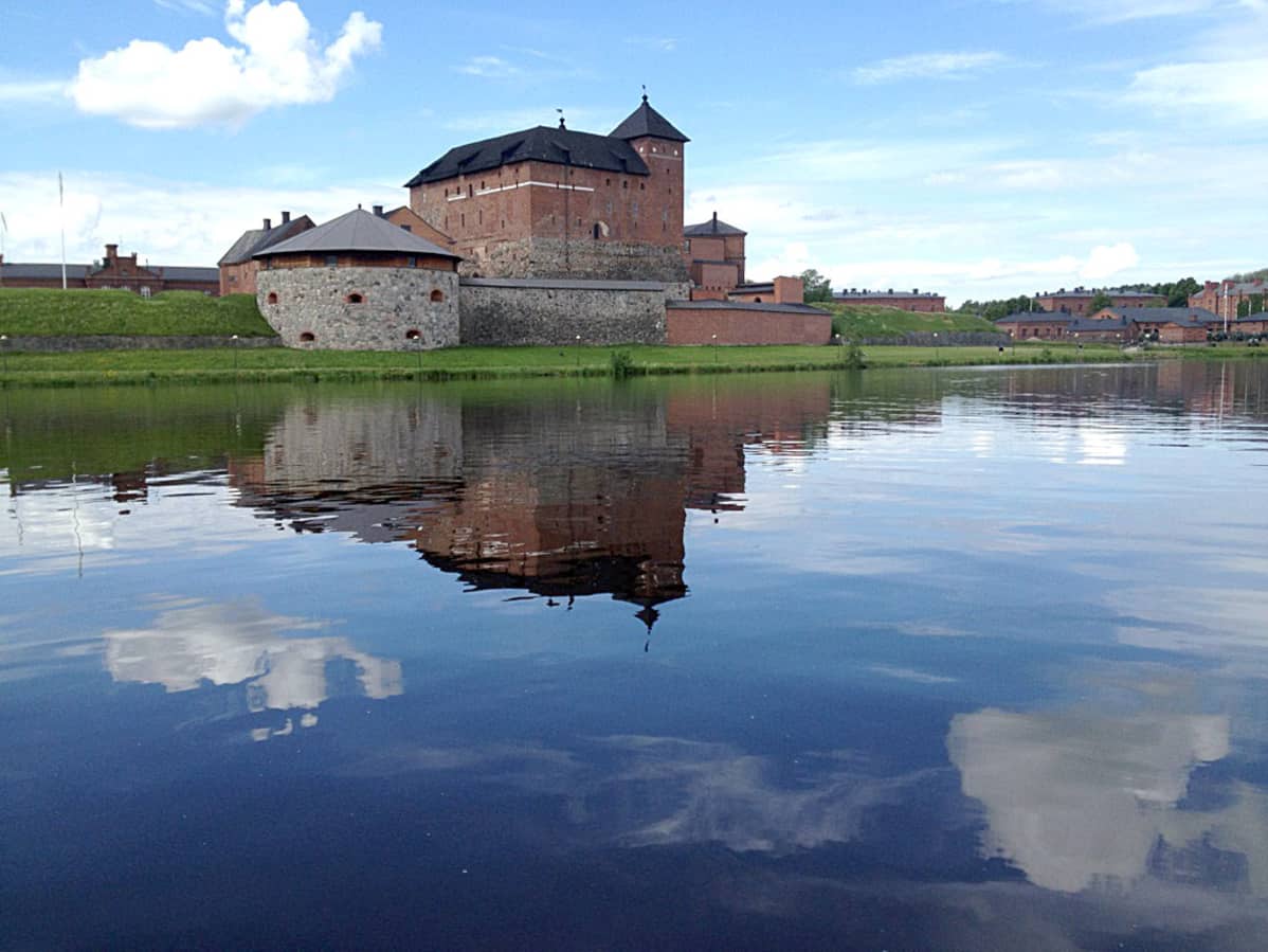 Hämeen linna järveltä katsottuna.