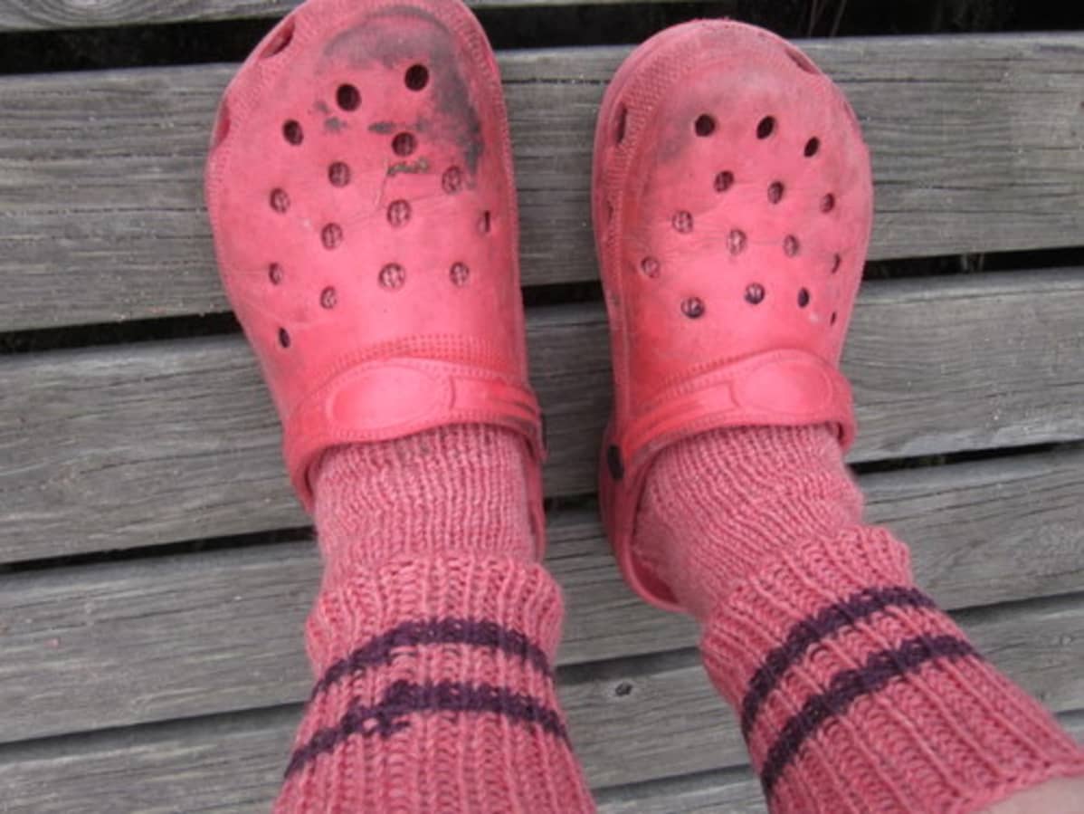 jalassa villasukat ja crocsit