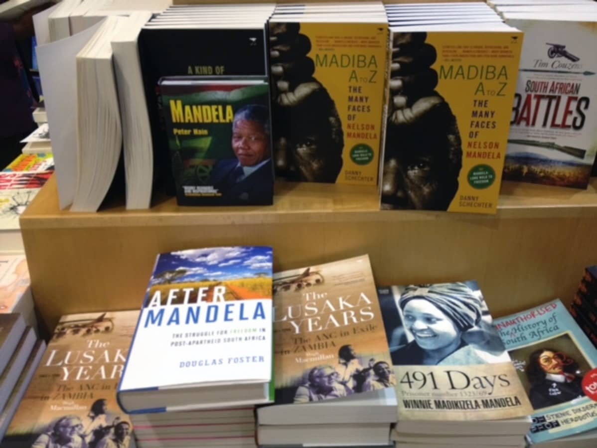 Nelson Mandelaa sivuavia kirjoja Exclusive Books -kirjakaupassa Johannesburgin Hyde Parkissa.