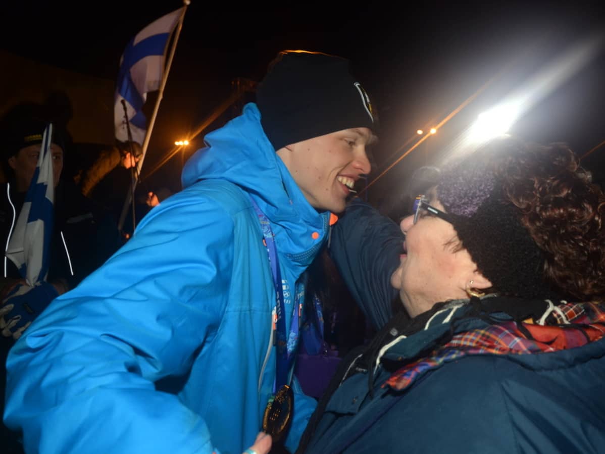 Ihmisiä mitalijuhlassa Vieremällä.