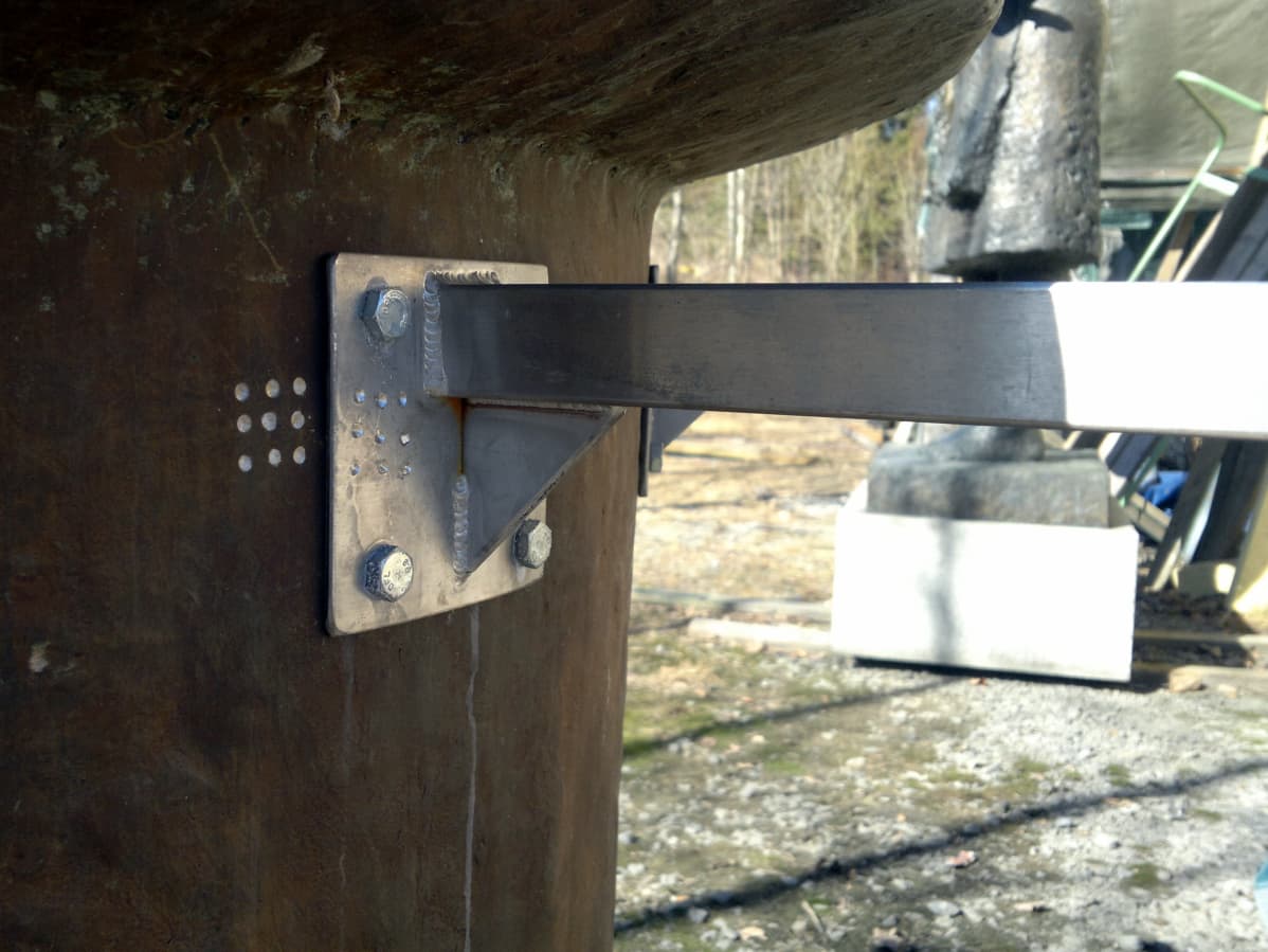 Metallitappi kiinni patsaan jalustassa.