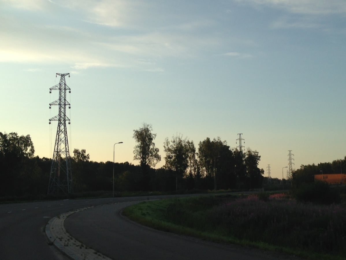 Uusia sähkötolppia.