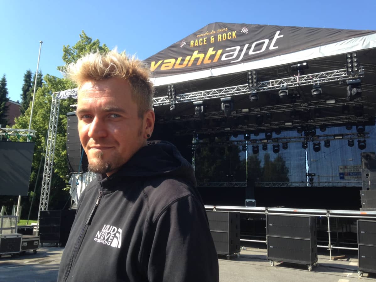 Promoottori Kalle Keskinen Vauhtiajojen päälavan edustalla.