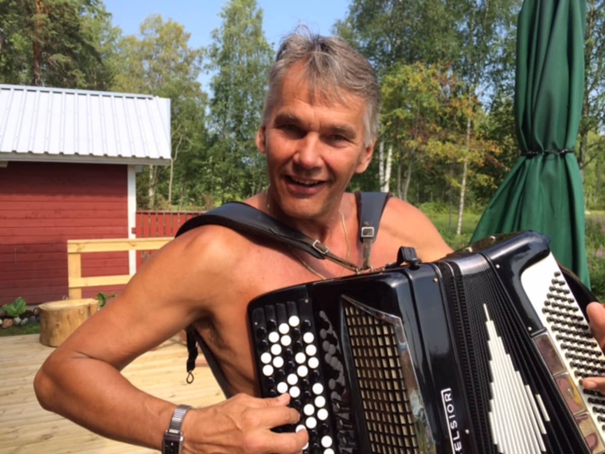 Pekka Räty Enon Paukkajalla kesäteatterinsa terassilla kesällä 2014