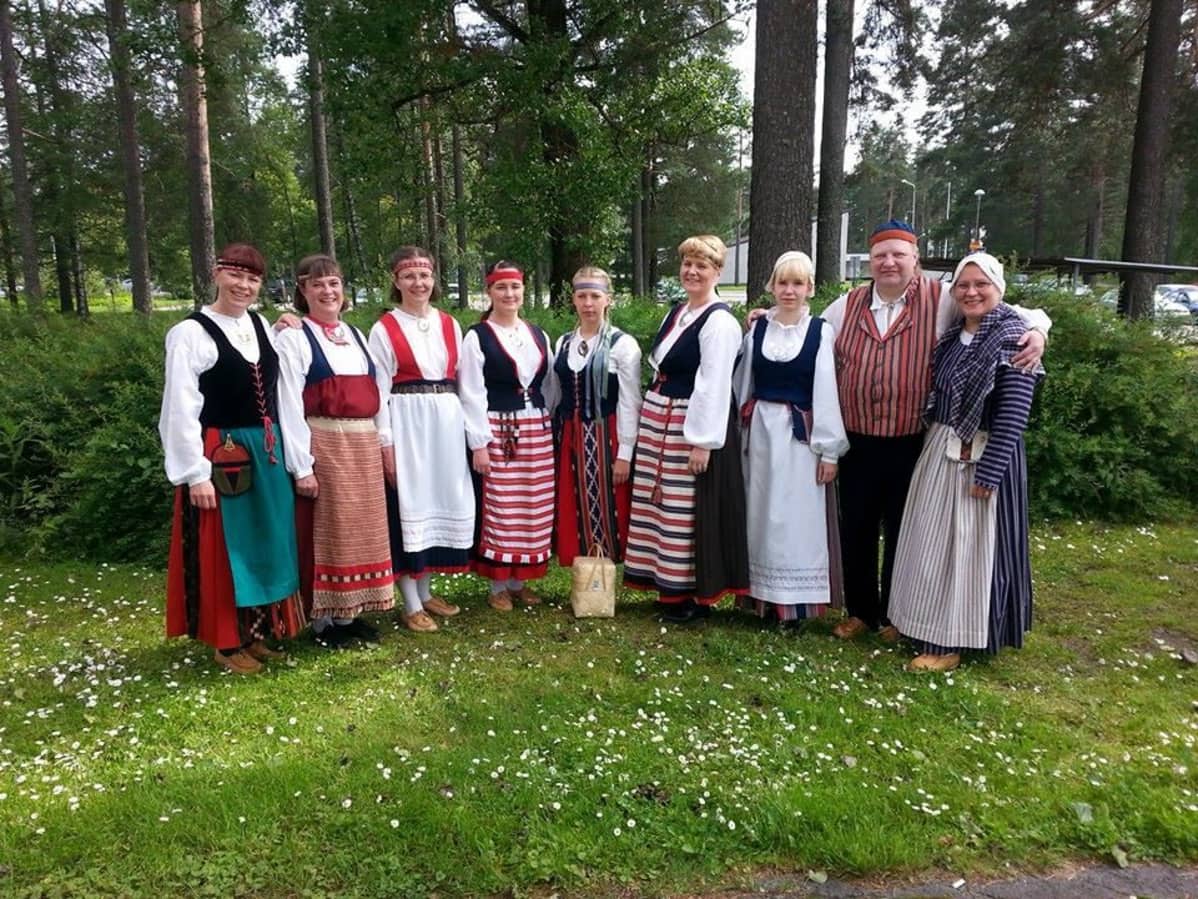 K´eiku kansallispuvuissaan Armilan esiintymisen jälkeen