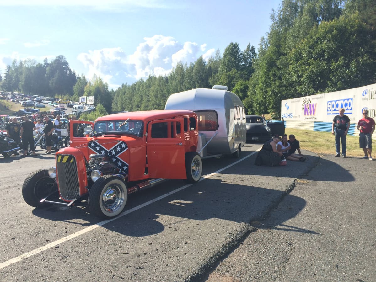 Hetki ennen LinnaCruising lähtöä, matkaan starttasi myös museoauto asuntovaunuineen.