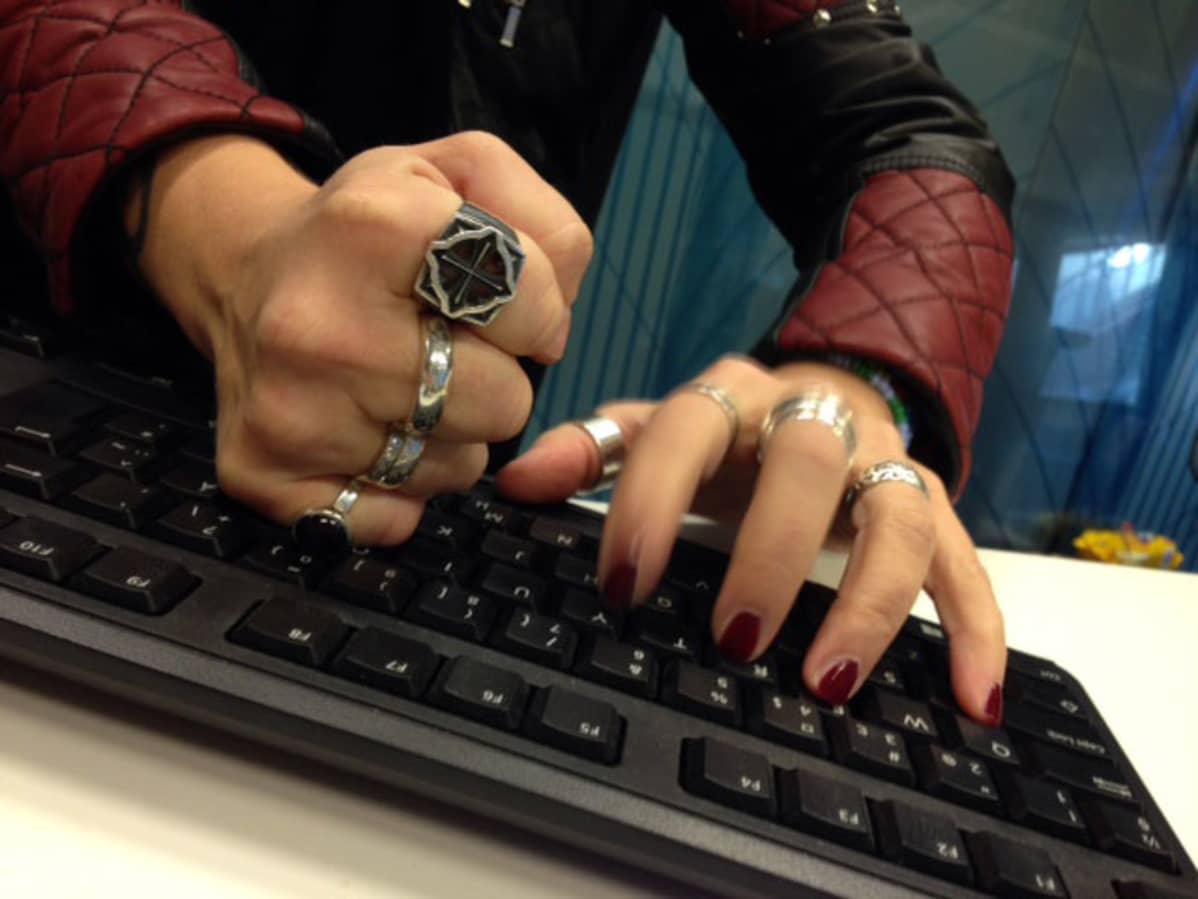 Nettitrolli, internet, näppäimistö, kädet näppäimistöllä, internet, nettihäirikkö, netti, trolli, nyrkki, provokaatio, yllytys, viha, ärsyyntyminen