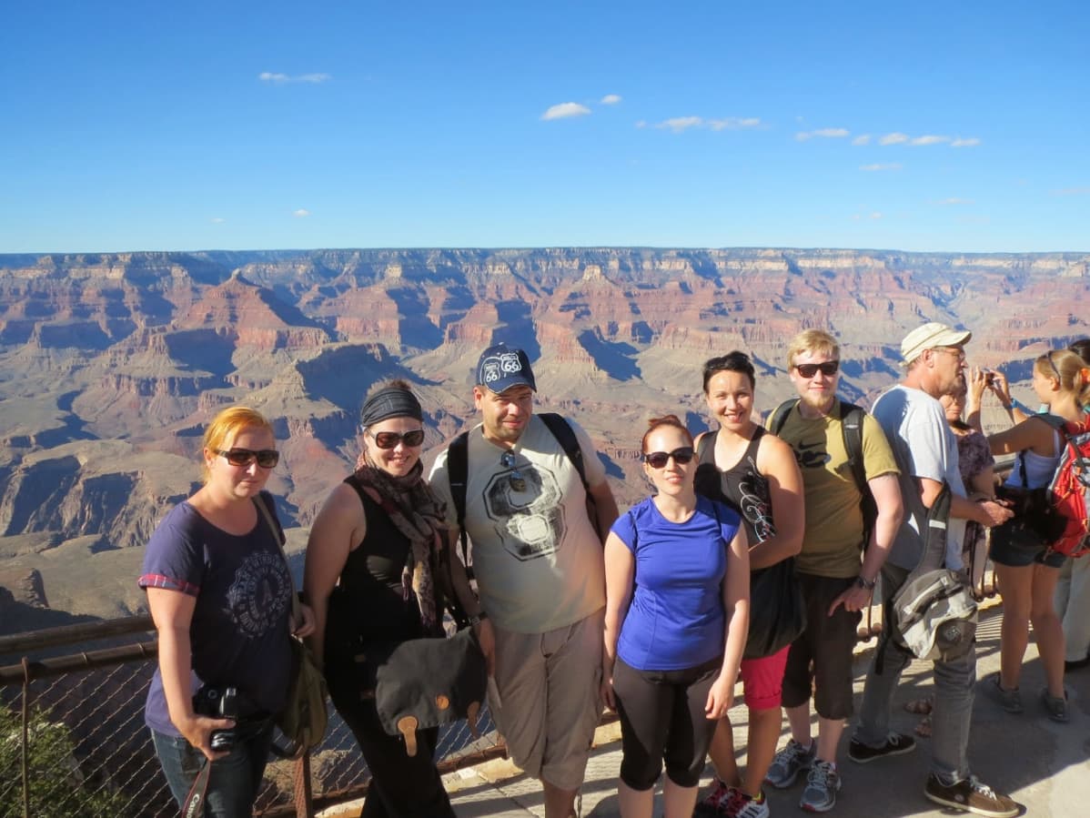 Kuusi kainuulaista Route 66 -matkaajaa Grand Canyonilla.