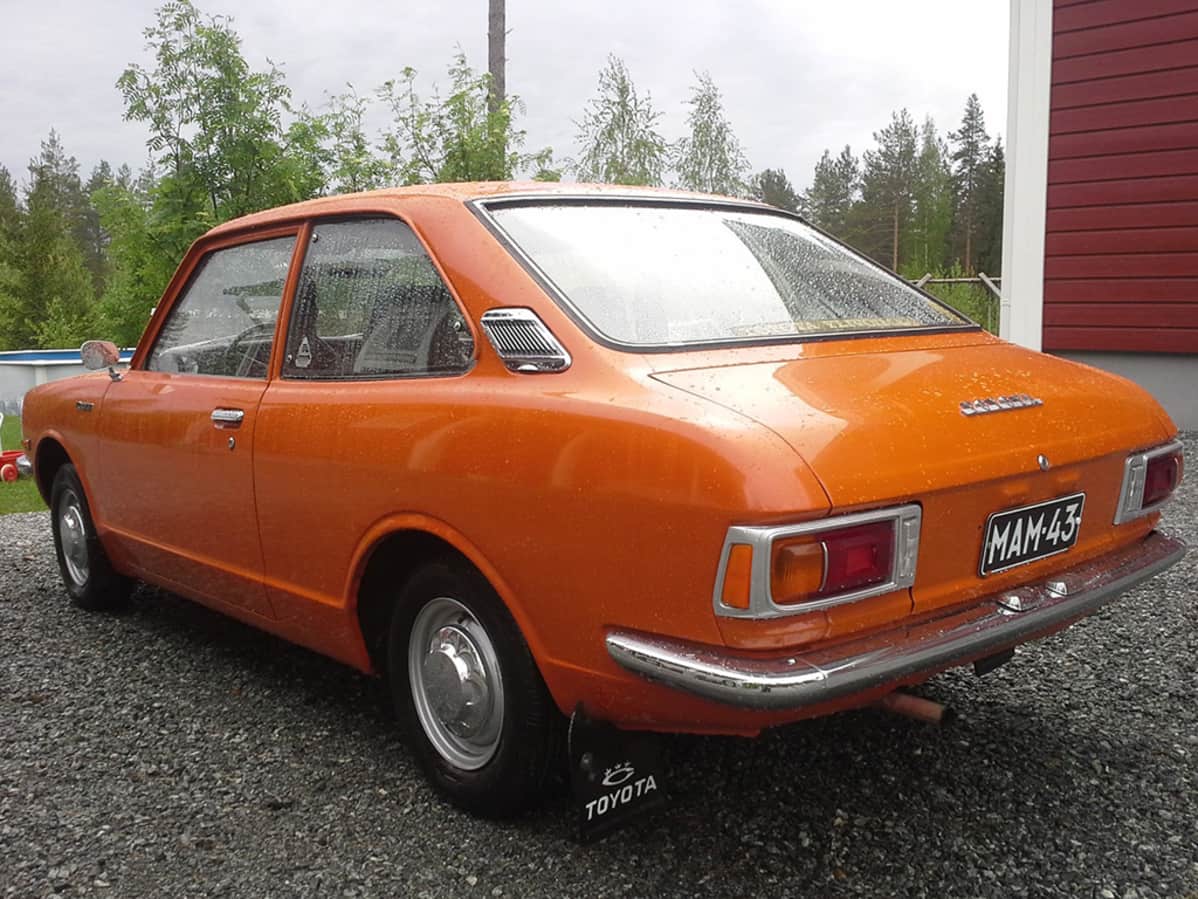 Corolla on ollut Suomessa myydyin Toyota-malli. Myyntitilastojen kärkeen se nousi 1973. Kuvan edelleen liikenteessä oleva auto on vuodelta 1974.