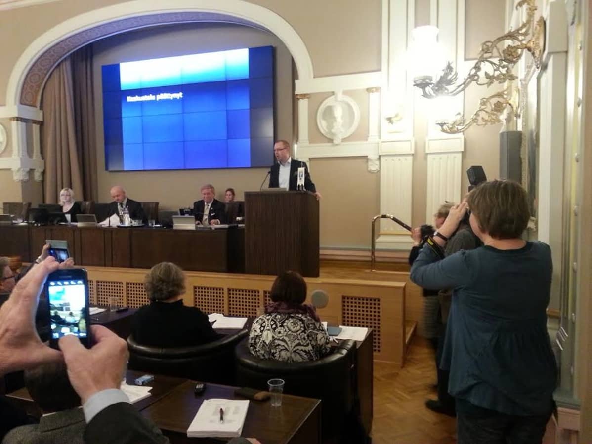Timo Koivisto puhuu Jyväskylän valtuustolle