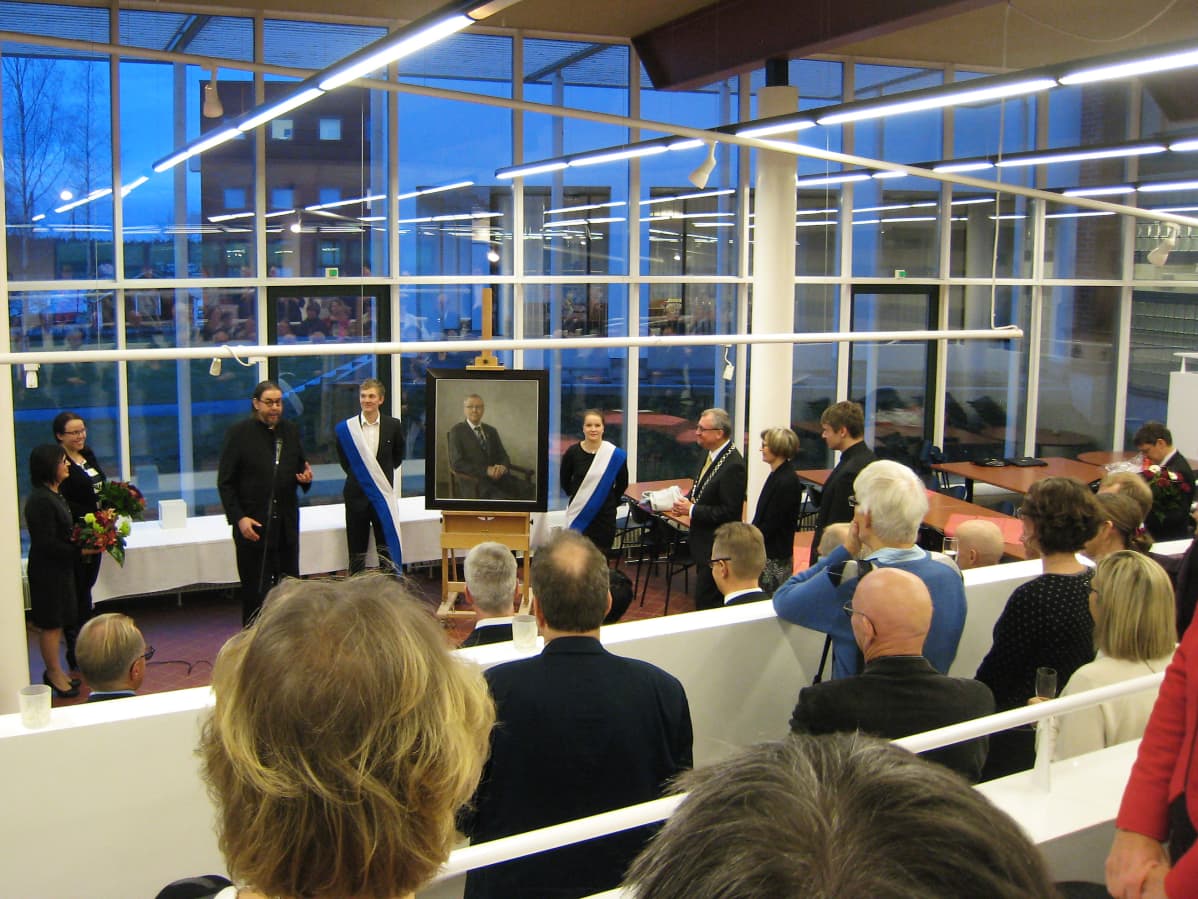 Rehtori Matti Jakobssonin muotokuva paljastettiin Vaasan yliopistossa 16.12.14