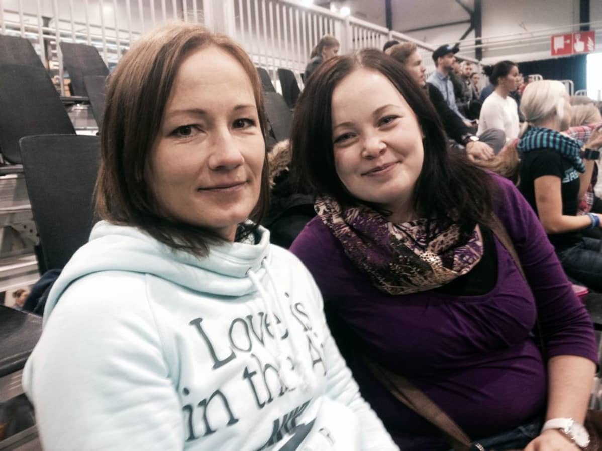Sanna Karsikas ja Tiina Mattila istuvat katsomossa