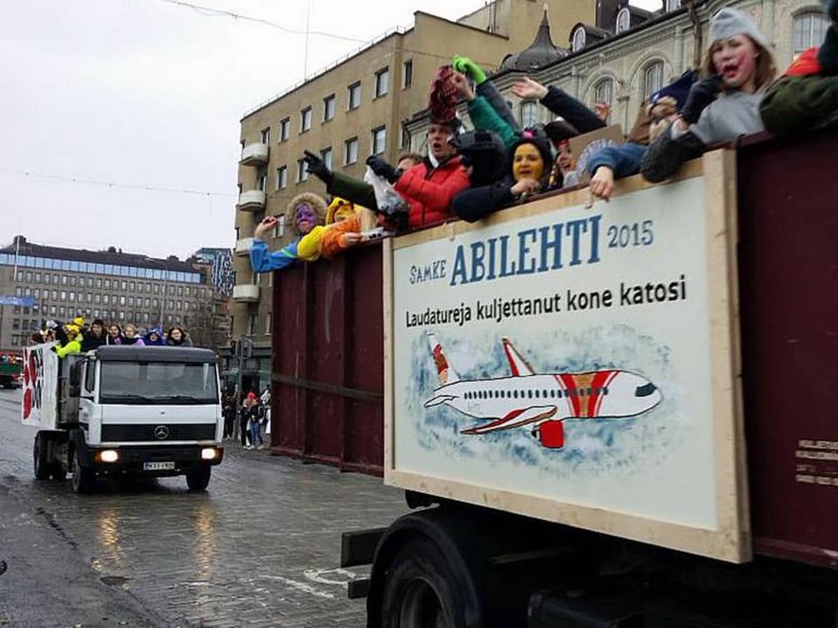 Abiturientteja kuorma-auton lavalla