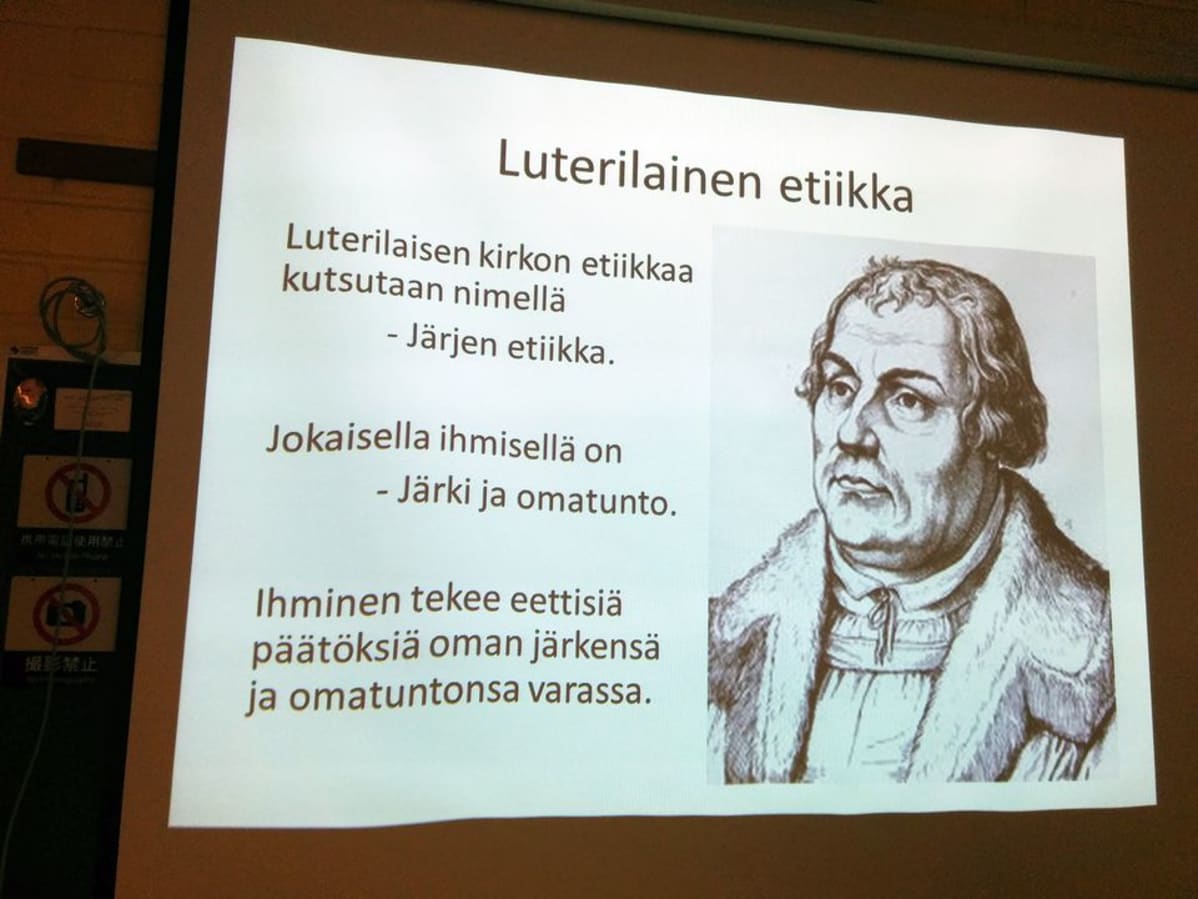Opetuksessa käytettävä kuva koululuokan valkokankaalla