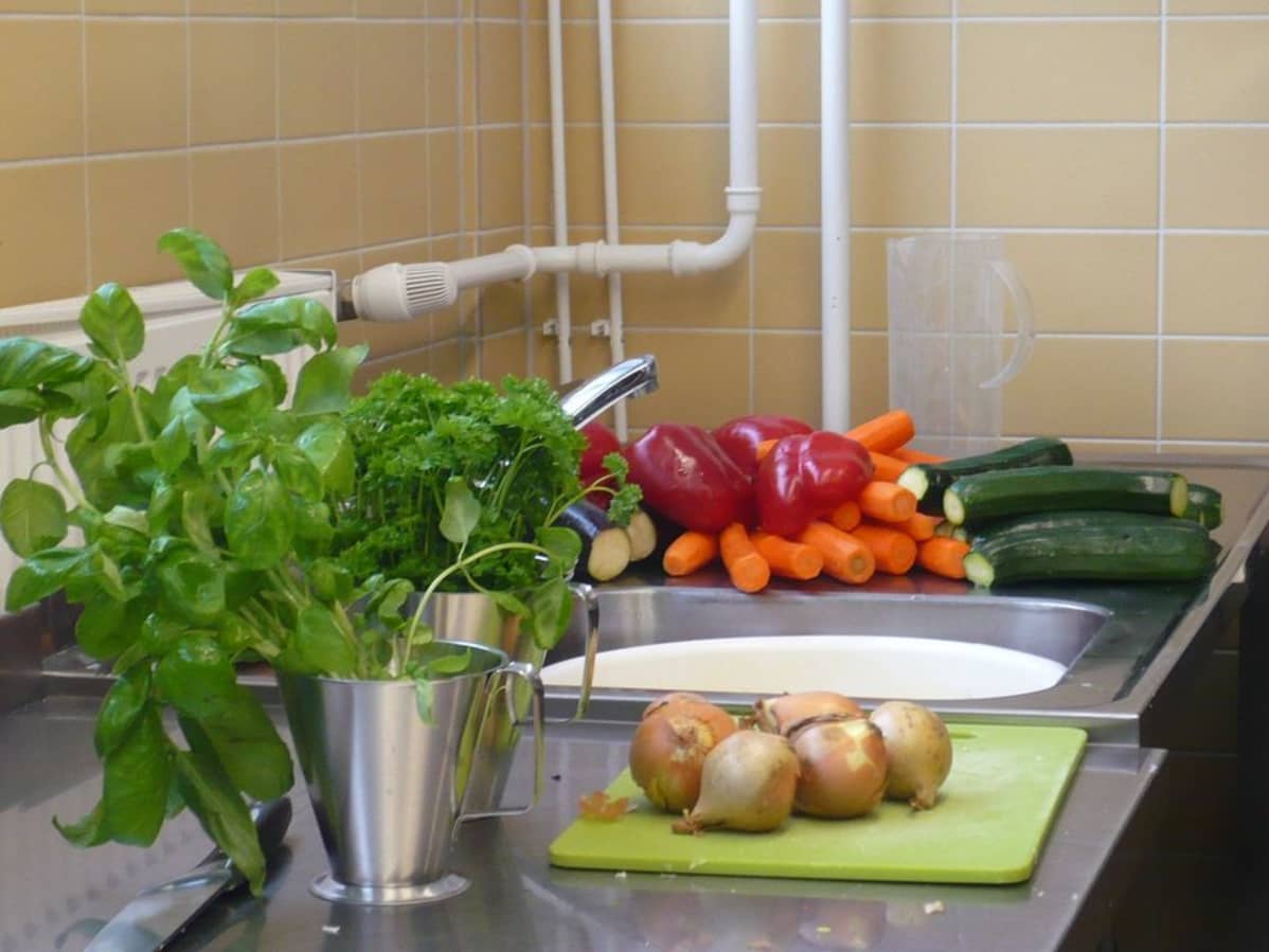 Suuren paastoin ajan kreikkalaisen pataan on tulossa mm. yrttejä, sipulia, porkkanaa, paparikaa, kurkkua, kesäkurpitsaa ja munakoisoa